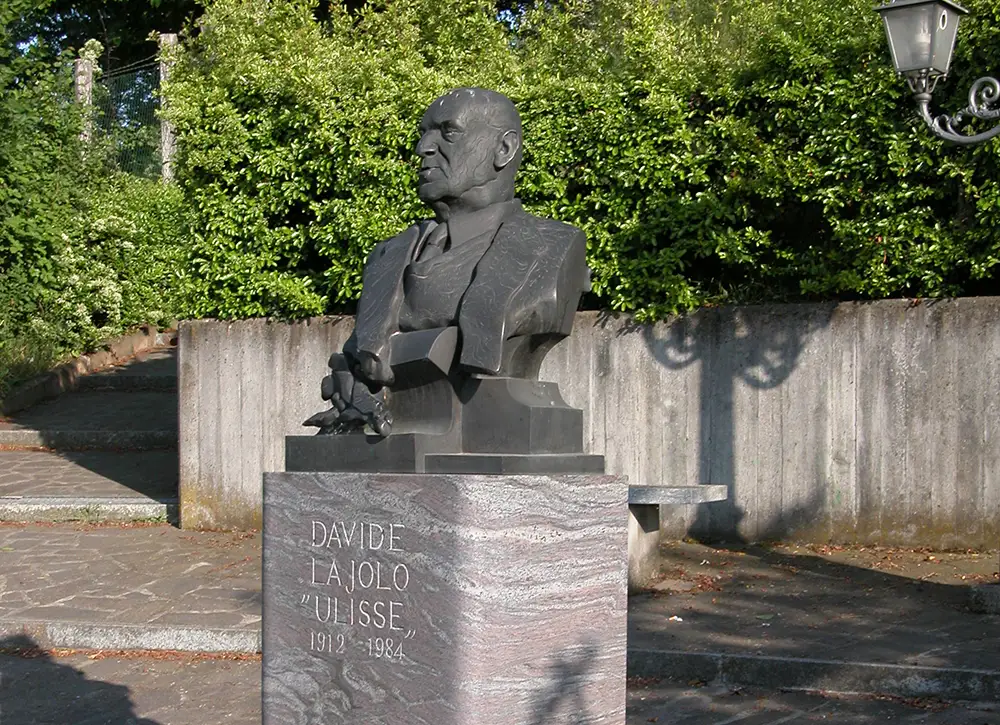 Monumento di Floriano Bodini a Davide Lajolo a Vinchio